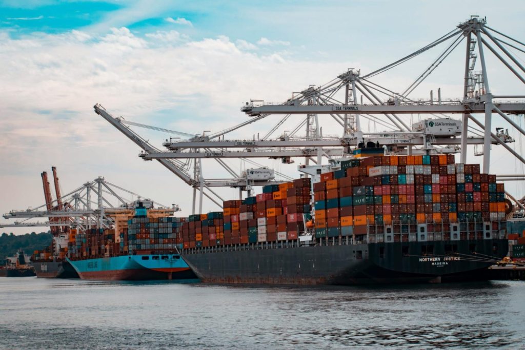 Barcos de mercancías en un puerto